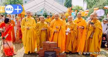 Treffen in Hannover: Warum Tausende Buddhisten nach Mittelfeld kommen