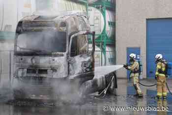 Geparkeerde vrachtwagen brandt uit op bedrijventerrein