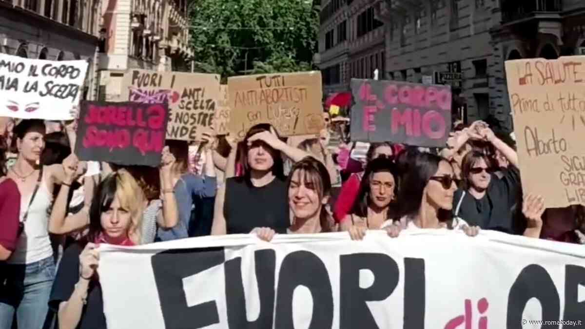Il corteo transfemminista di "Non una di meno" a Roma contro il governo Meloni
