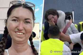 Reisblogger in rolstoel beleeft schrik van haar leven wanneer ze vliegtuig moet verlaten langs gewone trap