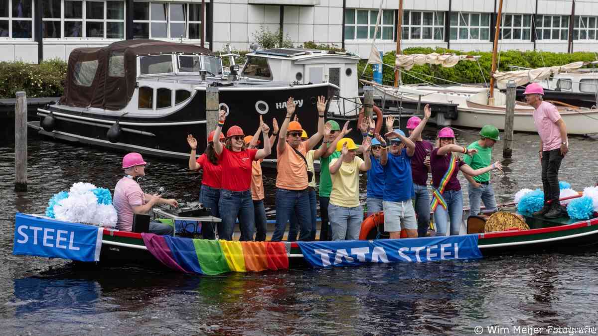 Regenboognetwerk Tata Steel vaart mee in Grachtenparade Alkmaar Pride