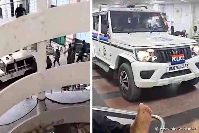 Politiewagen rijdt tot vierde verdieping in Indiaas ziekenhuis om verpleger te arresteren