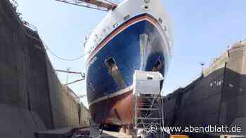 Expeditions-Kreuzfahrtschiff und Containerriese kommen