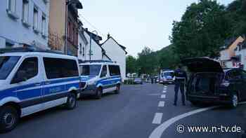 Vorfall in Dorf an der Mosel: Verbotene Musik und Parolen - Polizei beendet Party