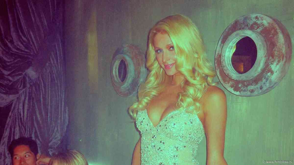 Paris Hilton pronkt in peperduur Versace-jasje met helemaal niets eronder aan