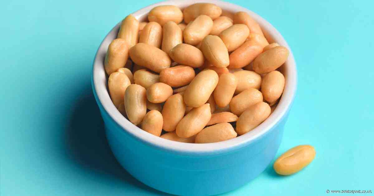 Family told to leave plane after asking passengers not to eat nuts