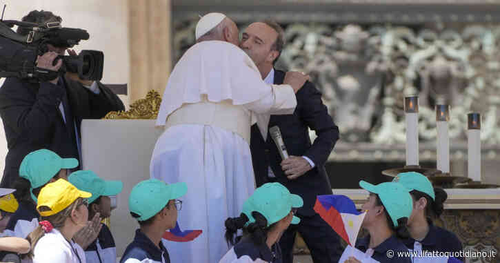 Roberto Benigni show a San Pietro, si avvicina a Papa Francesco e dice: “Mi hanno detto di non toccarla ma le dò un bacio”