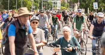 Sternfahrt in Hannover: Tausende Fahrradfahrer radeln für den Klimaschutz zum Maschsee