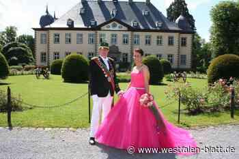 Schützenkönigin in Brenken nimmt im Kleid in Pink an Parade teil