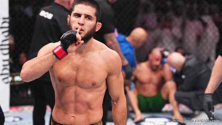 Javier Mendez: Islam Makhachev 'can do whatever he wants' against Dustin Poirier at UFC 302