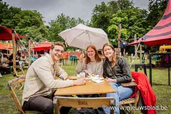 Regenbuien houden bezoekers foodtruckfestival HAP niet tegen: “Anders kan je in België niet vaak buitenkomen”