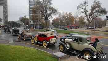 Caravana de autos clásicos se tomó el centro de Santiago