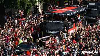 Bayer Leverkusen: 40.000 Fans feiern Double in der BayArena