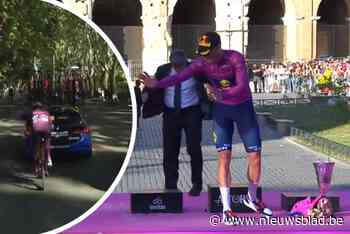 VIDEO. Jonathan Milan verslikt zich in een fles prosecco, maar actie in volle finale zorgt voor smetje op Giro van snelle Italiaan