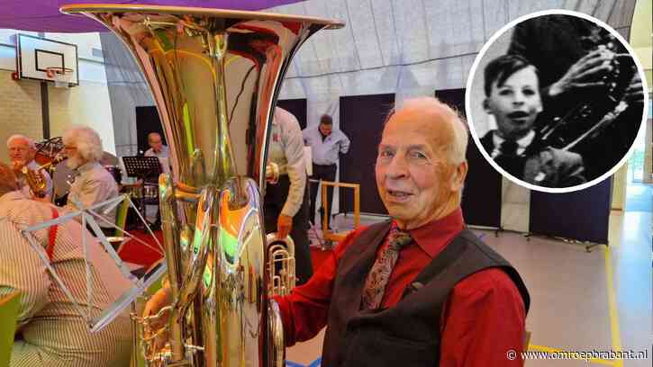 Al 75 jaar speelt Gerrit tuba bij de fanfare, nu met nog maar één long