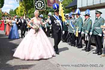 Königspaar glänzt mit riesigem Hofstaat beim Schützenfest in Borgholz