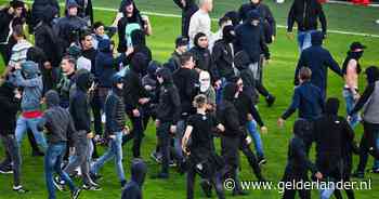 Onrustig bij stadion Galgenwaard na verlies FC Utrecht: supporters gooien met stenen, ME grijpt in
