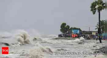 Heavy rains, gusty winds lash Kolkata as cyclone 'Remal' landfall begins in Bengal
