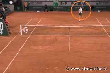 VIDEO. Hij keek niet eens naar de bal: Nicolas Jarry pakt op dag één uit met wonderpunt op Roland Garros