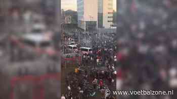 Chaos bij Stadion Galgenwaard: supporters gooien met stenen en fietsen naar ME