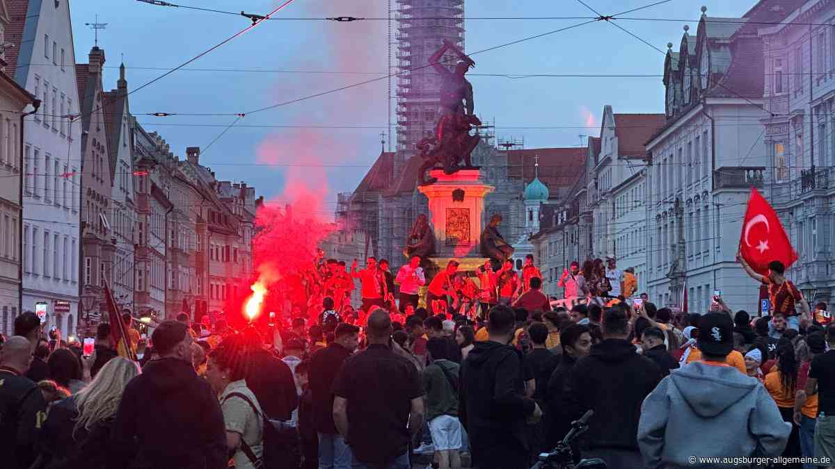 Böller und Jubel: Rund 500 Istanbul-Fußballfans feiern in Maxstraße