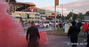 Rellen bij stadion Galgenwaard na verlies FC Utrecht: supporters gooien met stenen en fietsen, ME grijpt in