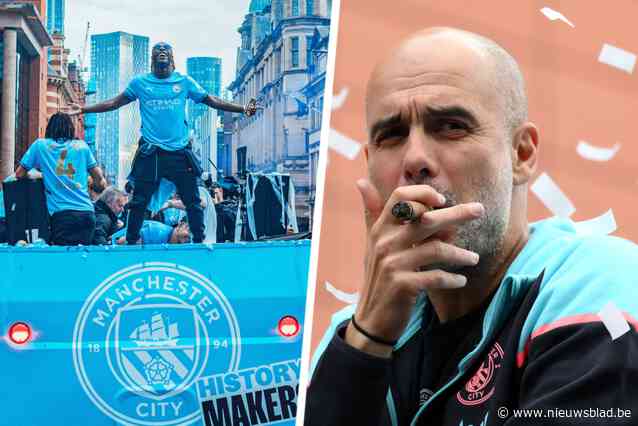 IN BEELD. Guardiola rookt dikke sigaar, Doku poseert voor legendarische foto: City viert nieuwe landstitel in straten van Manchester