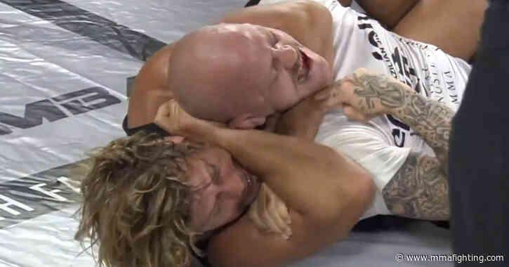 Watch: Urijah Faber strangles opponent into submission in combat jiu-jitsu match