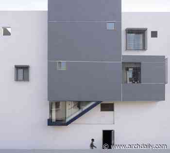 House of Protruding Staircase / Karan Darda Architects