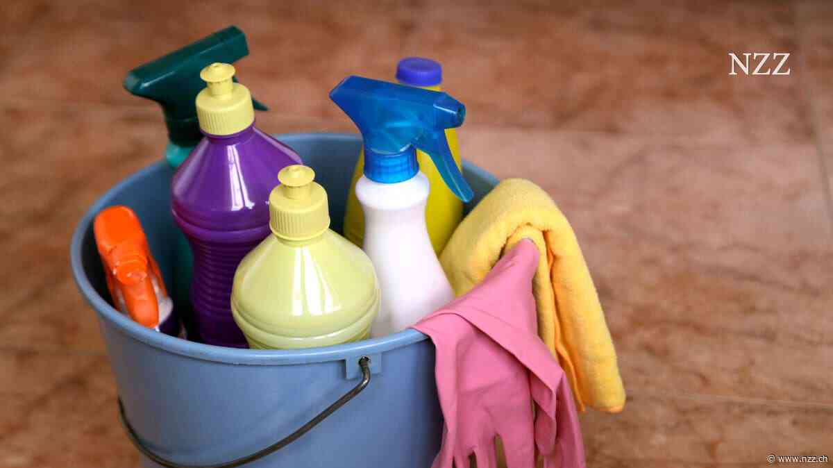 Gefährlich sauber: Einige Reinigungsmittel können problematische Stoffe enthalten