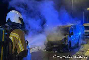 Bestelwagen brandt grotendeels uit in Deurne: oorzaak voorlopig nog onbekend