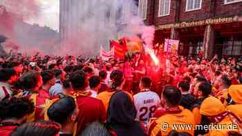 Türkische Fußballfans feiern ausgelassen im Ruhrgebiet
