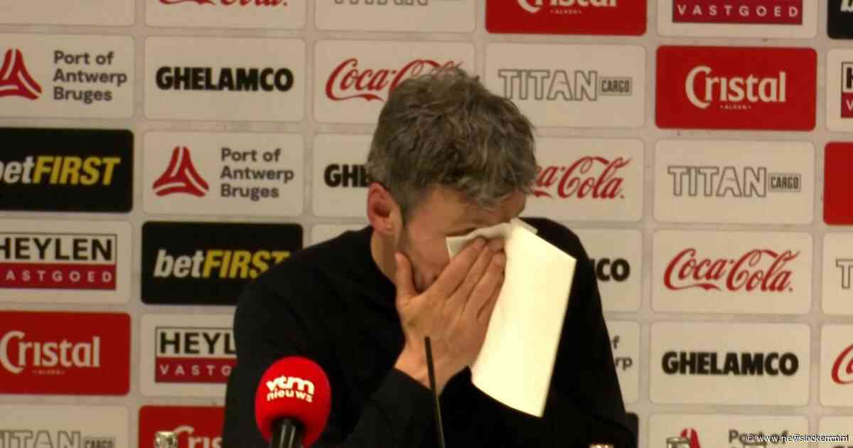 Van Bommel neemt in tranen afscheid van Antwerp: ‘Ik ga deze club ongelooflijk missen’