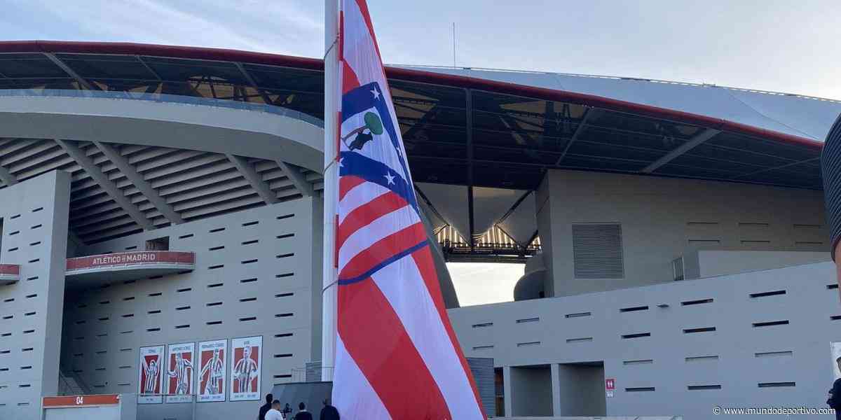 El Atlético recupera su escudo en el banderón del Metropolitano