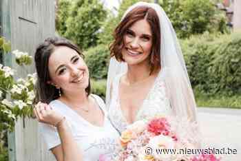 Bloemenmeisje Davina uit Schilde levert bruidsboeket voor Hanne van K3