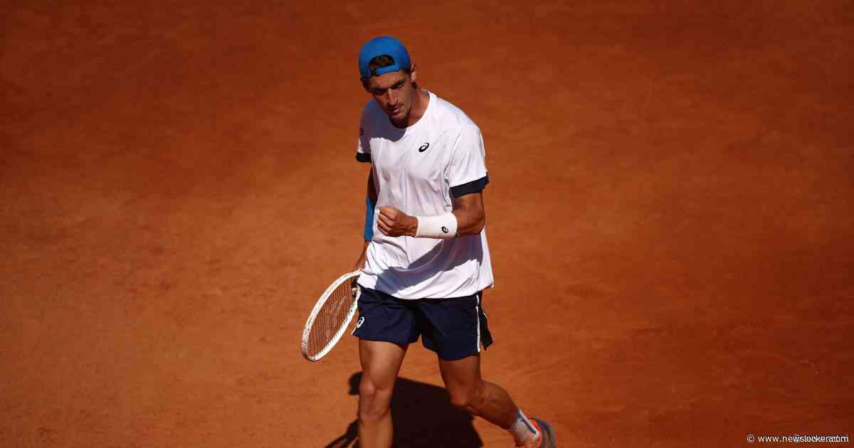 Franse tennisser ramt bal publiek in, maar ontloopt diskwalificatie op Roland Garros