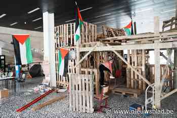 LIVE. Toezichthouders kijken weg van spiekende studenten uit protest: tenten in bezet UGent-gebouw maken plaats voor houten bouwsel