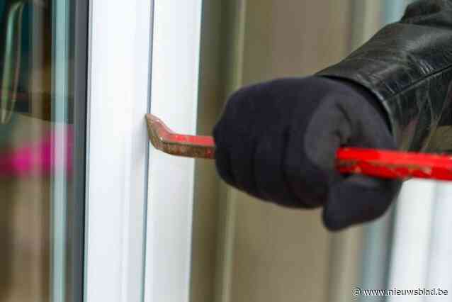Inbreker belt eerst aan bij huis in Lommel en probeert dan raam open te breken