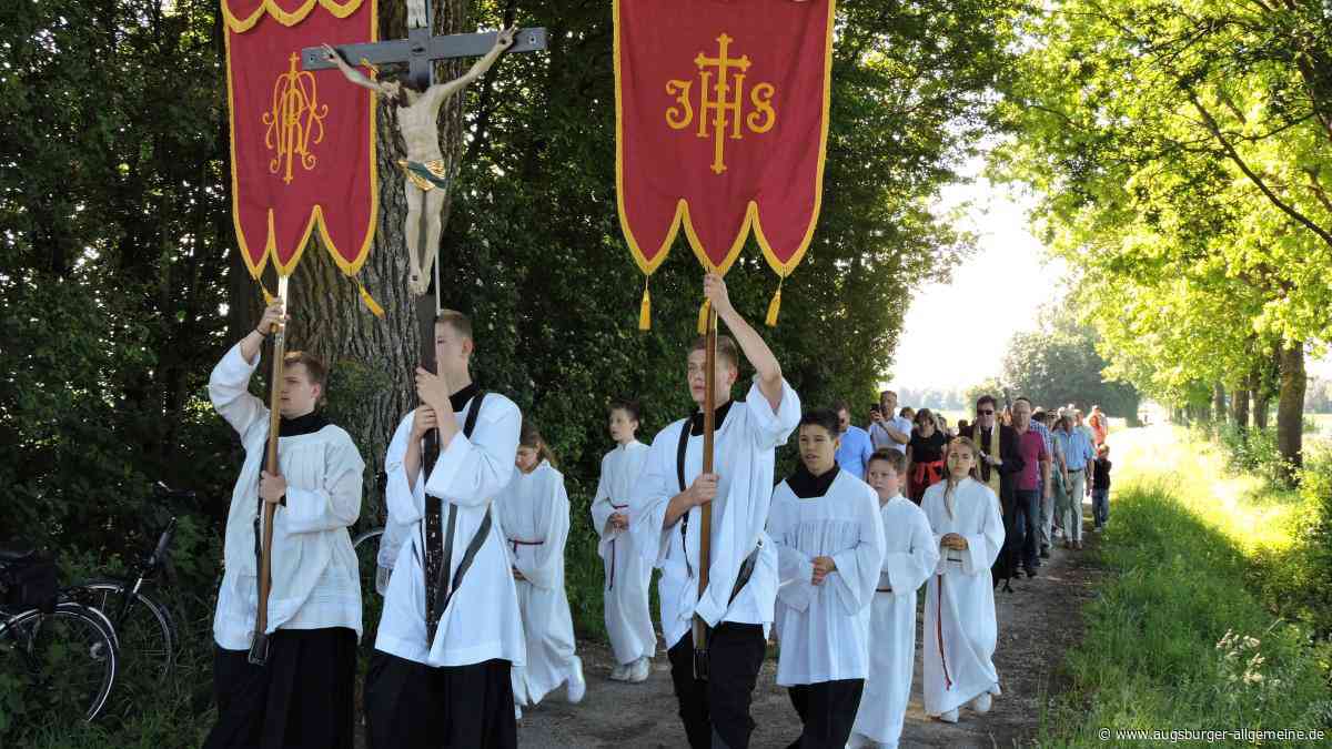 Ein Fest der Dreifaltigkeit: Gläubige pilgern zur Schnödhofkapelle