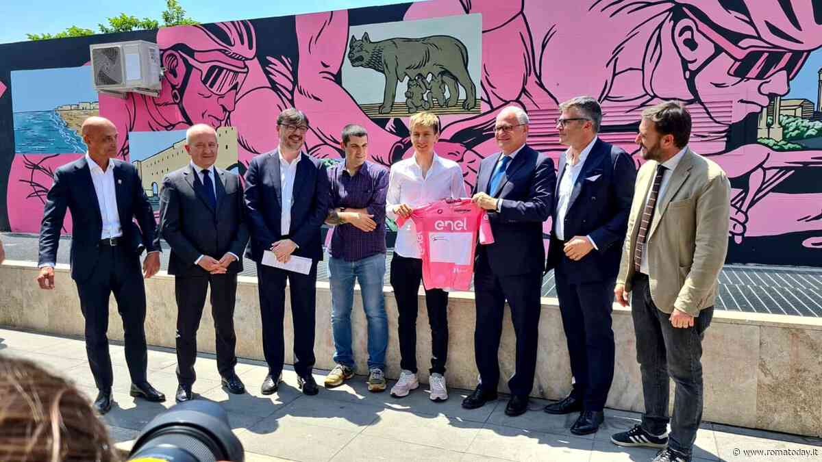 Il Giro d'Italia a Conca d'Oro: Gualtieri e Pogačar inaugurano il nuovo murale di Lucamaleonte