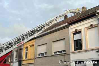 Vlammen woeden in rijhuis: brandweer probeert buurwoningen te vrijwaren
