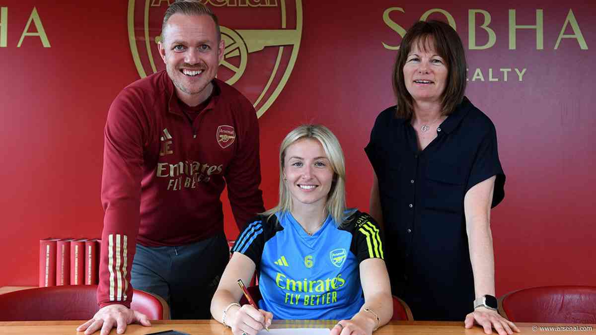 Leah Williamson signs new deal with Arsenal