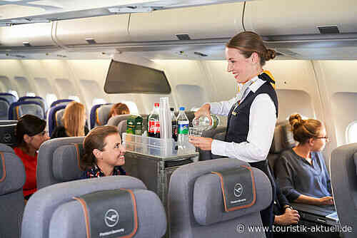 Lufthansa führt Gratis-Getränke testweise wieder ein