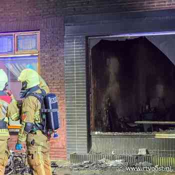 Woningbrand in Enschede, drie personen van dak gered
