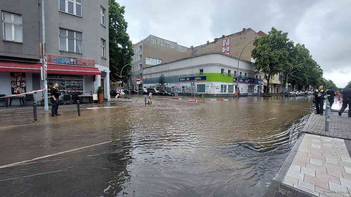 Zahlreiche Bewohner evakuiert: Wasserrohrbruch überschwemmt Teile von Berlin-Neukölln