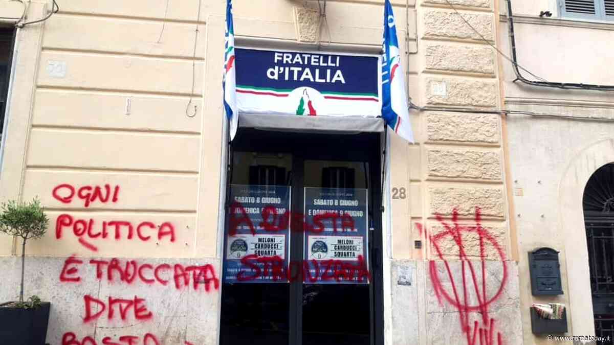 Vandalizzata la sede di Fratelli d'Italia con scritte No vax: "Ogni politica è truccata"