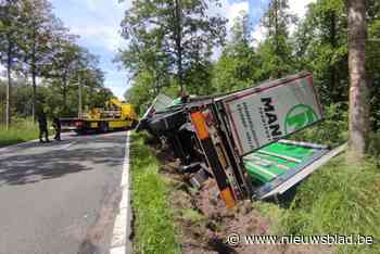 Vrachtwagen kantelt in Bocholt