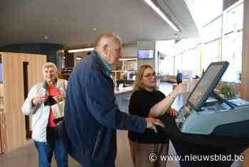 Inwoners leren stemmen met stemcomputer in stadhuis: “Het is eigenlijk een fluitje van een cent”