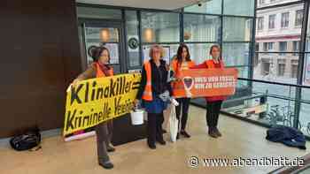 Letzte Generation protestiert vor Hamburger ExxonMobil-Zentrale