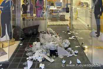 Vandaal kiepert vuilniszakken tegen Vlaams Huis N-VA in stadscentrum